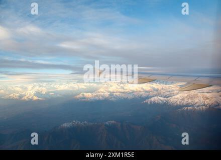 Aus der Vogelperspektive auf die Anden bedeckt mit Schnee und die Spitze des Flugzeugflügels, Chile Stockfoto