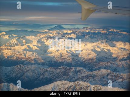 Aus der Vogelperspektive auf die Anden bedeckt mit Schnee und die Spitze des Flugzeugflügels, Chile Stockfoto