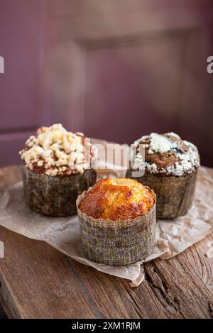 Verschiedene Muffins auf einem Holztisch. Frisch gebacken. Stockfoto