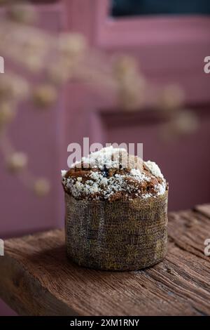 Schokoladenmuffin auf einem Holztisch. Frisch gebacken. Stockfoto