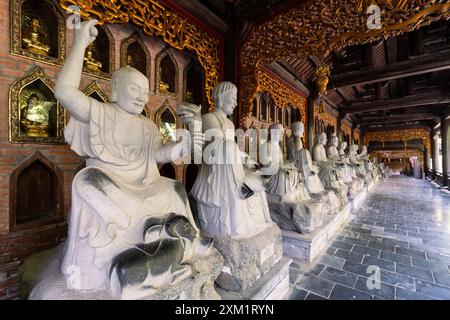 Ninh Binh, Vietnam - 4. November 2022: Reihe von Buddha-Statuen im buddhistischen Tempel Bai Dinh in der Nähe von Ninh Binh in Nordvietnam. Stockfoto