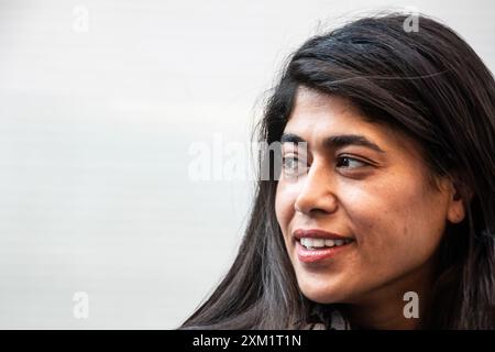 Paris, Ile-de-France, 20. Juni 2024. Porträt von Rima Hassan. Stockfoto