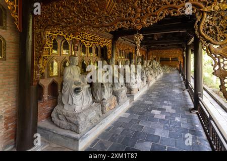 Ninh Binh, Vietnam - 4. November 2022: Reihe von Buddha-Statuen im buddhistischen Tempel Bai Dinh in der Nähe von Ninh Binh in Nordvietnam. Stockfoto