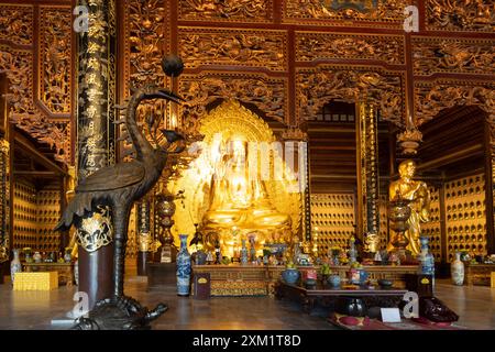 Ninh Binh, Vietnam - 4. November 2022: Innenansicht des Gebetssaals im buddhistischen Tempel Bai Dinh in der Nähe von Ninh Binh in Nordvietnam. Stockfoto