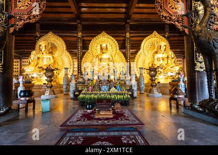 Ninh Binh, Vietnam - 4. November 2022: Innenansicht des Gebetssaals im buddhistischen Tempel Bai Dinh in der Nähe von Ninh Binh in Nordvietnam. Stockfoto