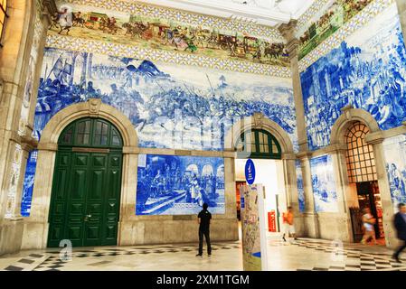 Azulejo-Paneele an den Wänden der Haupthalle im Sao Bento Rai Stockfoto