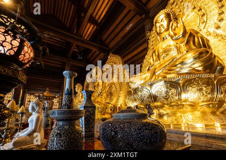 Ninh Binh, Vietnam - 4. November 2022: Innenansicht des Gebetssaals im buddhistischen Tempel Bai Dinh in der Nähe von Ninh Binh in Nordvietnam. Stockfoto