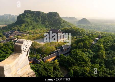 Ninh Binh, Vietnam - 4. November 2022: Dramatischer Blick auf den buddhistischen Tempel Bai Dinh in Karstlandschaft in der Nähe von Ninh Binh in Nordvietnam. Stockfoto