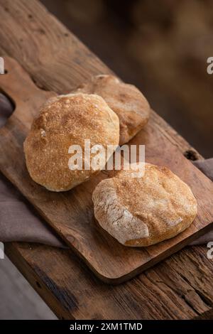 Frisch gebackenes Ciabatta, italienisches Brot, auf Holzschneidebrett. Stockfoto