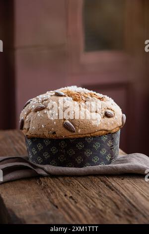 Klassischer Panettone-Kuchen. Weihnachtskuchen. Stockfoto