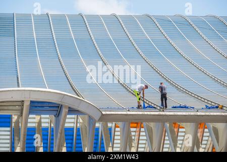 Bahnhof Gare de Liege-Guillemins in Lüttich, entworfen vom spanischen Architekten Santiago Calatrava. Das Glasdach des Bahnhofs war mit transparenten Vinylplatten in Grün, Orange, Rot, Gelb und Blau verkleidet. Dabei handelt es sich um ein Werk des französischen Künstlers Daniel Buren. Die Arbeit war für ein Jahr zu sehen sein und wird nun abgebaut *** Bahnhof Gare de Lüttich-Guillemins in Lüttich, entworfen vom spanischen Architekten Santiago Calatrava. Das Glasdach des Bahnhofs war mit transparenten Vinylplatten in Grün, Orange, Rot, Gelb und Blau bekleidet. Das ist ein Werk der französischen artis Stockfoto