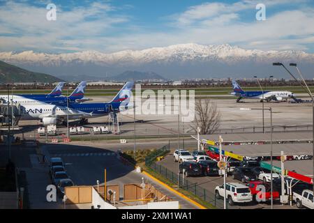 Die Andenberge bedeckt mit Schnee und Lan-Flugzeuge parken auf dem Flughafen Santiago de Chile. Stockfoto