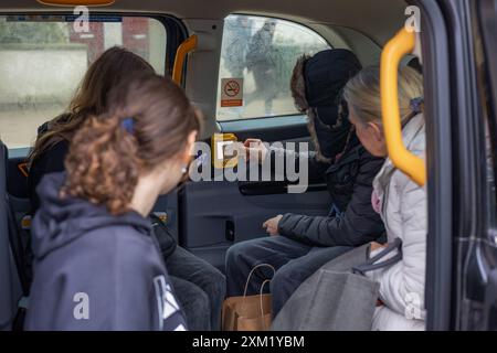 Verwendung der Tap-and-Go-Zahlungsfunktion in einem London Cab Stockfoto