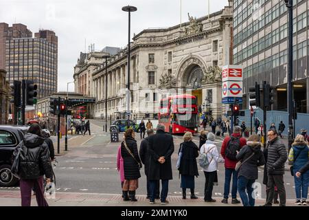 Großer roter Bus vor dem Eingang zum Bahnhof Waterloo Stockfoto