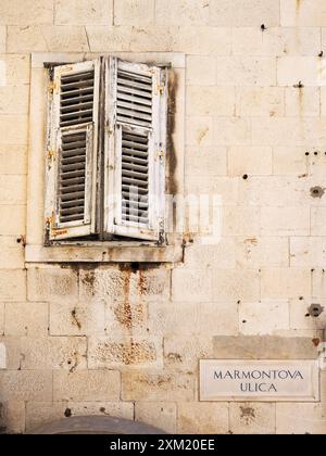 Fensterläden in einem Gebäude auf der Marmontova Ulica in der Altstadt von Split Dalmatien Kroatien Stockfoto