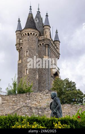 Der Wilhelmsturm, benannt nach Prinz Wilhelm I. von Orange und Statue des Prinzen Wilhelm von Orange in Dillenburg, Hessen Stockfoto