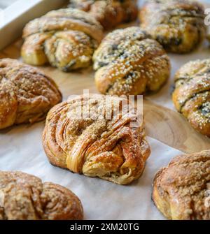 Köstliches Gebäck auf einem Bäckereitisch. Frisch gebackenes Gebäck. Stockfoto