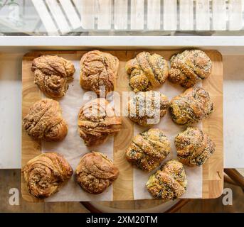 Köstliches Gebäck auf einem Bäckereitisch. Frisch gebackenes Gebäck. Stockfoto