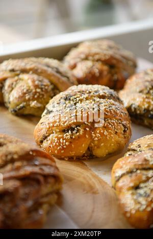 Köstliches Gebäck auf einem Bäckereitisch. Frisch gebackenes Gebäck. Stockfoto