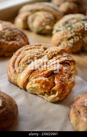 Köstliches Gebäck auf einem Bäckereitisch. Frisch gebackenes Gebäck. Stockfoto