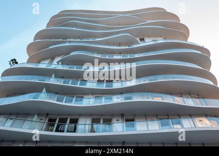 Paris, Frankreich, ca. Juli 2019, Wohngebäude im Viertel Clichy-Batignolles, entworfen von VERRÜCKTEN Architekten, gegründet von dem chinesischen Architekten Ma Yansong Stockfoto