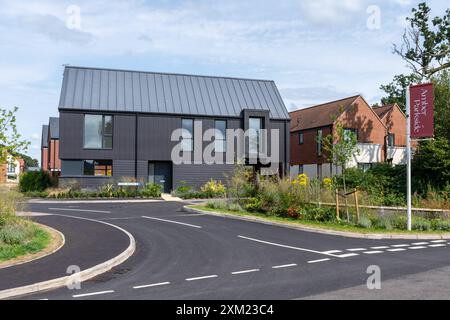 Amber Parkside, neue Wohnsiedlung neben Knowle Park am Rande von Cranleigh, Surrey, England, Großbritannien. Neue Häuser Häuser Häuser Immobilien Wohnen Stockfoto