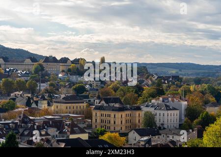 Melk, Österreich - 25. Oktober 2023 : ein Blick aus der Vogelperspektive auf Melk, Österreich, mit einem malerischen Dorf eingebettet in sanfte Hügel und umgeben von lebhaftem Autu Stockfoto