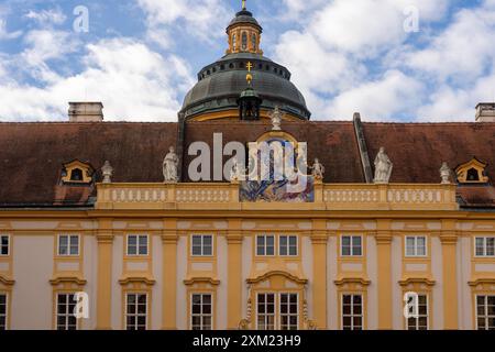 Melk, Österreich - 25. Oktober 2023 : Ein historisches Gebäude mit einer Kuppel in Melk, Österreich, mit einem farbenfrohen Fresko und Statuen. Stockfoto