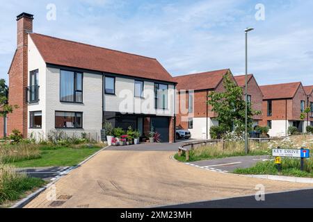 Amber Parkside, neue Wohnsiedlung neben Knowle Park am Rande von Cranleigh, Surrey, England, Großbritannien. Neue Häuser Häuser Häuser Immobilien Wohnen Stockfoto