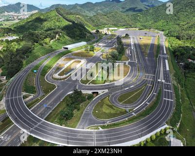 Guangzhou. Juli 2024. Ein Luftdrohnenfoto vom 22. Juli 2024 zeigt eine Versuchsanlage für intelligente vernetzte Fahrzeuge (ICVs) und Drohnen im Bezirk Pingshan in Shenzhen, südchinesischer Provinz Guangdong. Quelle: Li He/Xinhua/Alamy Live News Stockfoto