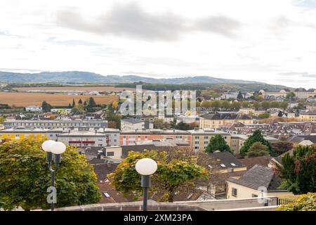 Melk, Österreich - 25. Oktober 2023 : ein Überblick über die Stadt Melk, Österreich, mit den Dächern der Gebäude und den umliegenden Hügeln. Stockfoto