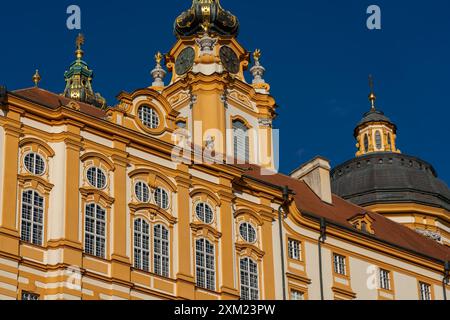 Melk, Österreich - 25. Oktober 2023 : Gelb-weißes Gebäude mit komplizierten Details in Melk, Österreich. Stockfoto