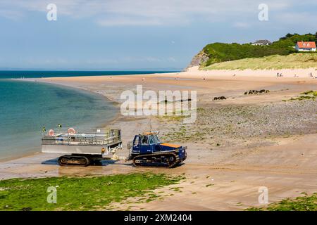 Touristen am großen Sandstrand in Priory Bay auf Caldey Island vor der Küste von Tenby, Wales Stockfoto