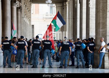 Roma, Italien. Juli 2024. Manifestazione di protesta contro la visita del presidente israeliano Isaac Herzog Roma, Italia &#x2014; Gioved&#xec; 25 luglio 2024 - Cronaca - (Foto di Cecilia Fabiano/LaPresse) Protest gegen den Besuch des israelischen Präsidenten Isaac Herzog Rom, Italien - Donnerstag, 25. Juli 2024 - Nachrichten - (Foto: Cecilia Fabiano/LaPresse) Credit: LaPresse/Alamy Live News Stockfoto