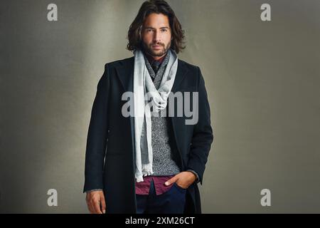 Business, Mann und selbstbewusst für Mode im Studio auf grauem Hintergrund mit Bürokleidung. Männlicher Mensch, Unternehmer und zufrieden mit eleganter Kleidung Stockfoto