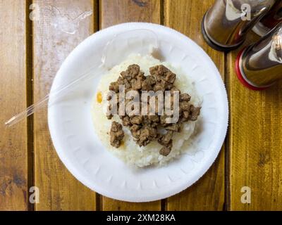 Reis mit gebratenem Fleisch und Kichererbsen auf Holztisch Stockfoto