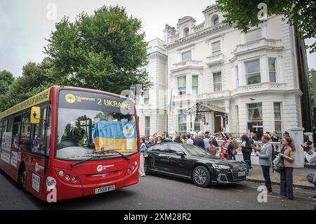 London Großbritannien. Juli 2024. Fahrzeuge für den ukrainischen Konvoi vor der ukrainischen Botschaft im Holland Park. Ein ehemaliger Stadtbus kommt auf dem Weg nach Lemberg in der Ukraine an der Botschaft an, um dringend benötigte humanitäre und medizinische Hilfe für die Frontlinie zu leisten. Die Veranstaltung zielt auch darauf ab, das Bewusstsein für das Abwrackprogramm der ULEZ in die Ukraine und den umfassenderen Bedarf an mehr Fahrzeugen zu schärfen, um die Ukraine in ihrem anhaltenden Konflikt mit Russland zu unterstützen. Guy Corbishley/Alamy Live News Stockfoto