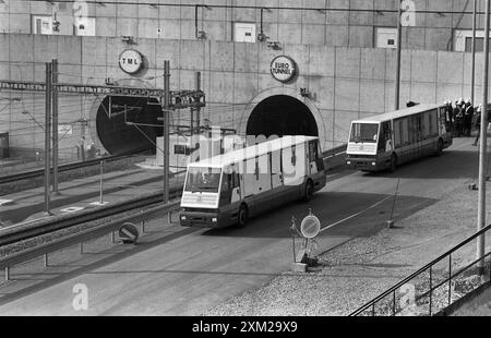 Frankreich, Calais, 14.02.1994 Archiv.: 46 2011-05-18 am 6.Mai werden Frankreichs Praesident Francois Mitterrand und die britische Königin Elisabeth II. Den Eurotunnel eroeffnen. Foto: Spezial-Rettungsfahrzeuge am Eurotunnel Eröffnung Eurotunnel *** Frankreich, Calais, 14 02 1994 Archiv 46 05 18 am 6. Mai werden der französische Präsident Francois Mitterrand und die britische Königin Elizabeth II. Die Eurotunnel Photo Special Resonanzfahrzeuge am Eurotunnel eröffnen Stockfoto