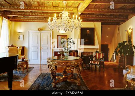 Luxuriöse Hotelzimmer-Suite mit goldgoldenen Möbeln und einem Flügel in einem palazzo in Prag Stockfoto