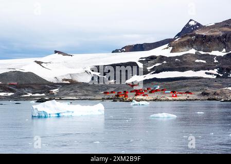 Blick auf die Forschungsbasis Esperanza, eine argentinische zivile Siedlung in der Hope Bay auf der antarktischen Halbinsel Stockfoto