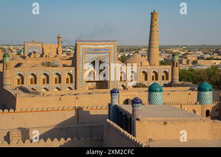 Die antike Stadt Ichan-Kala bei Sonnenuntergang. Chiwa, Usbekistan Stockfoto