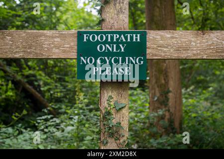 Nur Fußweg, kein Radfahren, bitte auf einem Holzzaun auf dem Land unterschreiben Stockfoto