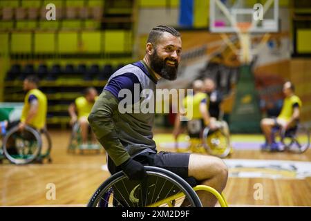 Fröhlicher ukrainischer Athlet im Rollstuhl. Porträt eines adaptiven Basketballspielers auf dem Platz. Kiew - 12. Dezember 2023 Stockfoto