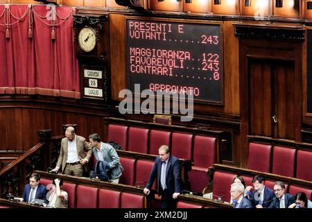 Roma, Italien. Juli 2024. Tabellone con il risultato del voto che approva il bilancio interno 2024 della Camera dei Deputati, Roma, Gioved&#xec; 25 Luglio 2024 (Foto Mauro Scrobogna/LaPresse) mit dem Ergebnis der Abstimmung über den internen Haushaltsplan 2024 der Abgeordnetenkammer, Rom, Donnerstag, 25. Juli 2024. (Foto: Mauro Scrobogna/LaPresse) Credit: LaPresse/Alamy Live News Stockfoto