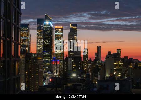 Wolkenkratzer in Hudson Yards haben von Murray Hill in Midtown Manhattan an einem Sommerabend bei Sonnenuntergang gesehen, New York City, 2024, USA Stockfoto