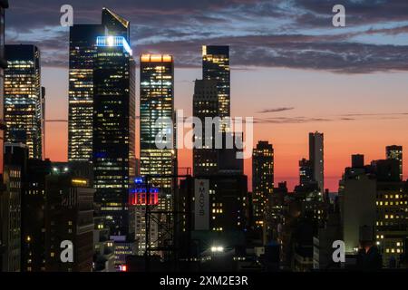 Wolkenkratzer in Hudson Yards haben von Murray Hill in Midtown Manhattan an einem Sommerabend bei Sonnenuntergang gesehen, New York City, 2024, USA Stockfoto