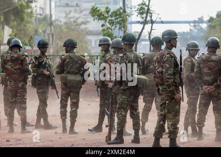 Dhaka, Bangladesch. Juli 2024. Bangladeschische Soldaten patrouillieren in einem Gebiet von Mohammadpur während einer nationalen Ausgangssperre in Dhaka. Die Regierung Bangladeschs verhängte am 20. Juli 2024 eine landesweite Ausgangssperre wegen eskalierender Gewalt und Proteste. Internet, mobile Daten und öffentlicher Verkehr sind gestört. Quelle: SOPA Images Limited/Alamy Live News Stockfoto