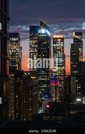 Wolkenkratzer in Hudson Yards haben von Murray Hill in Midtown Manhattan an einem Sommerabend bei Sonnenuntergang gesehen, New York City, 2024, USA Stockfoto