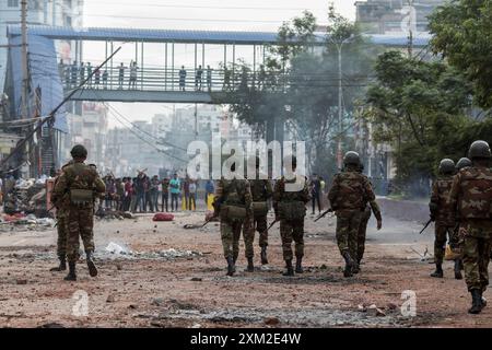 Dhaka, Bangladesch. Juli 2024. Bangladeschische Soldaten patrouillieren in einem Gebiet von Mohammadpur während einer nationalen Ausgangssperre in Dhaka. Die Regierung Bangladeschs verhängte am 20. Juli 2024 eine landesweite Ausgangssperre wegen eskalierender Gewalt und Proteste. Internet, mobile Daten und öffentlicher Verkehr sind gestört. Quelle: SOPA Images Limited/Alamy Live News Stockfoto