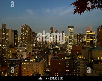 Wolkenkratzer entlang des East River von einem Dach aus gesehen in Murray Hill, Sommer 2024, New York City, USA Stockfoto